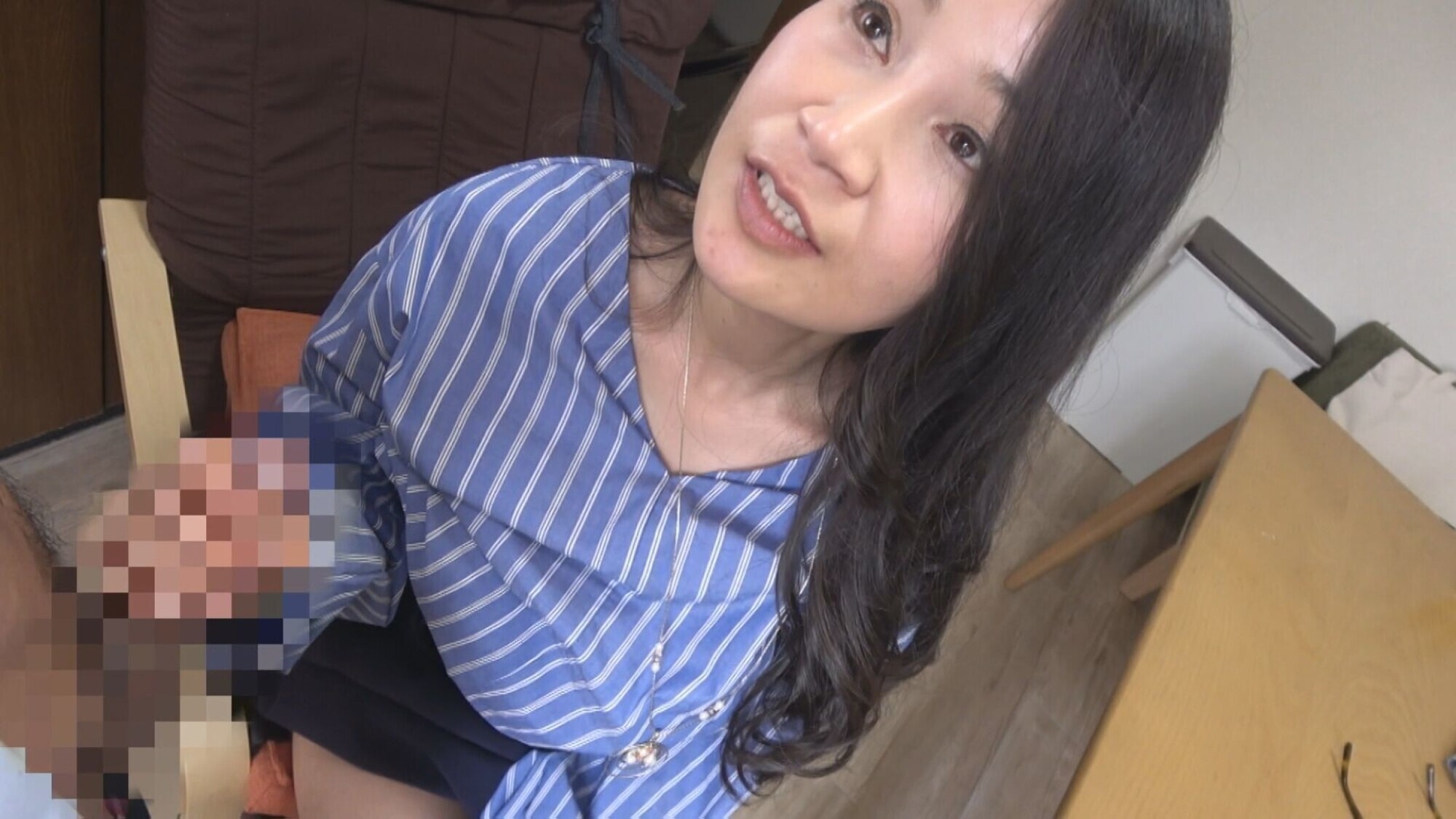 奥様のお宅訪問!自宅に現れた他人棒に「おっきい!」と目を輝かせて大喜び! 4枚目