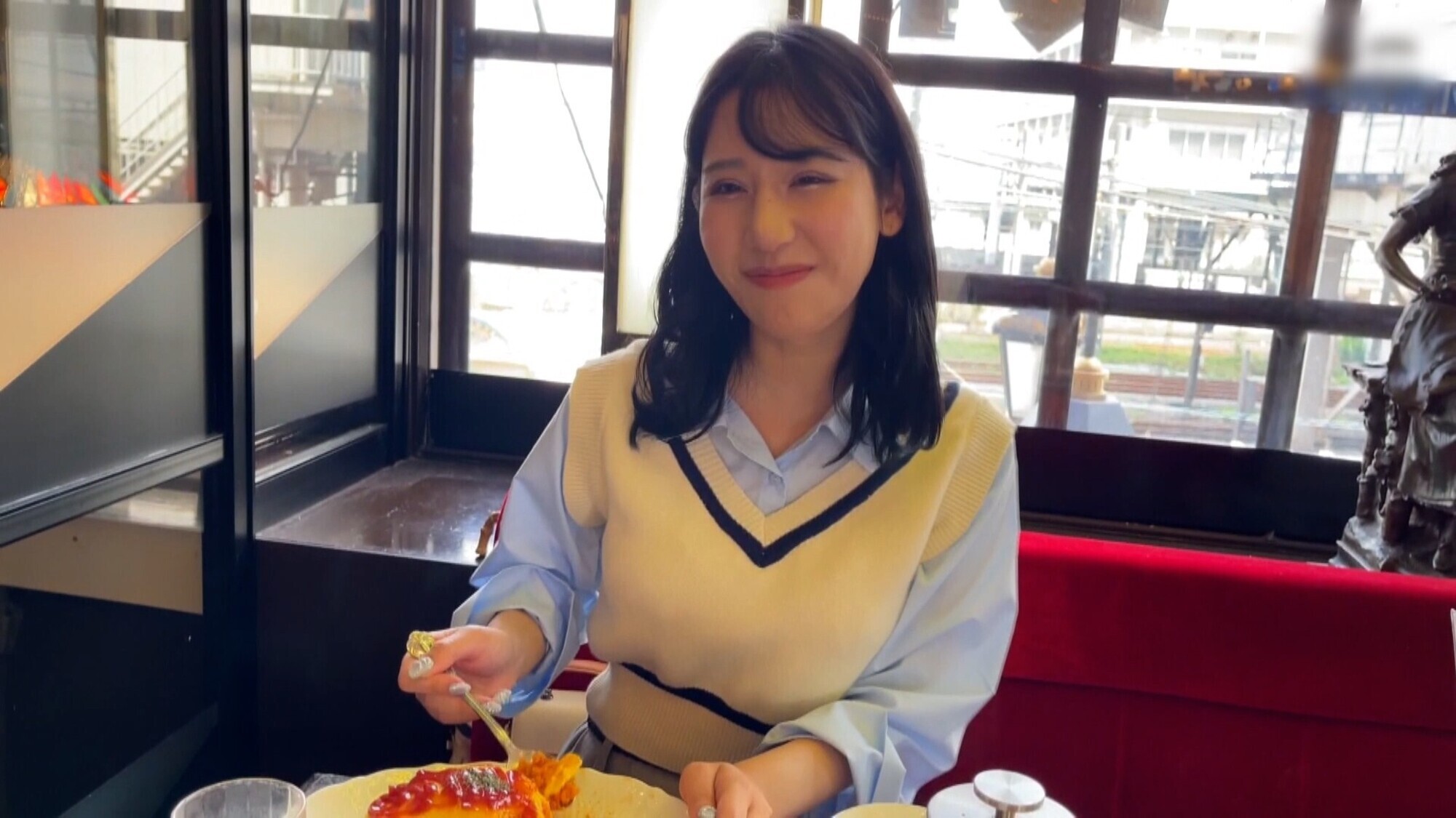 大人っぽい色気のある外見と愛嬌のある空気感で無邪気さ全開の25歳美女と個撮テイでラブホで潮吹き嵌め撮りセックス! 1枚目