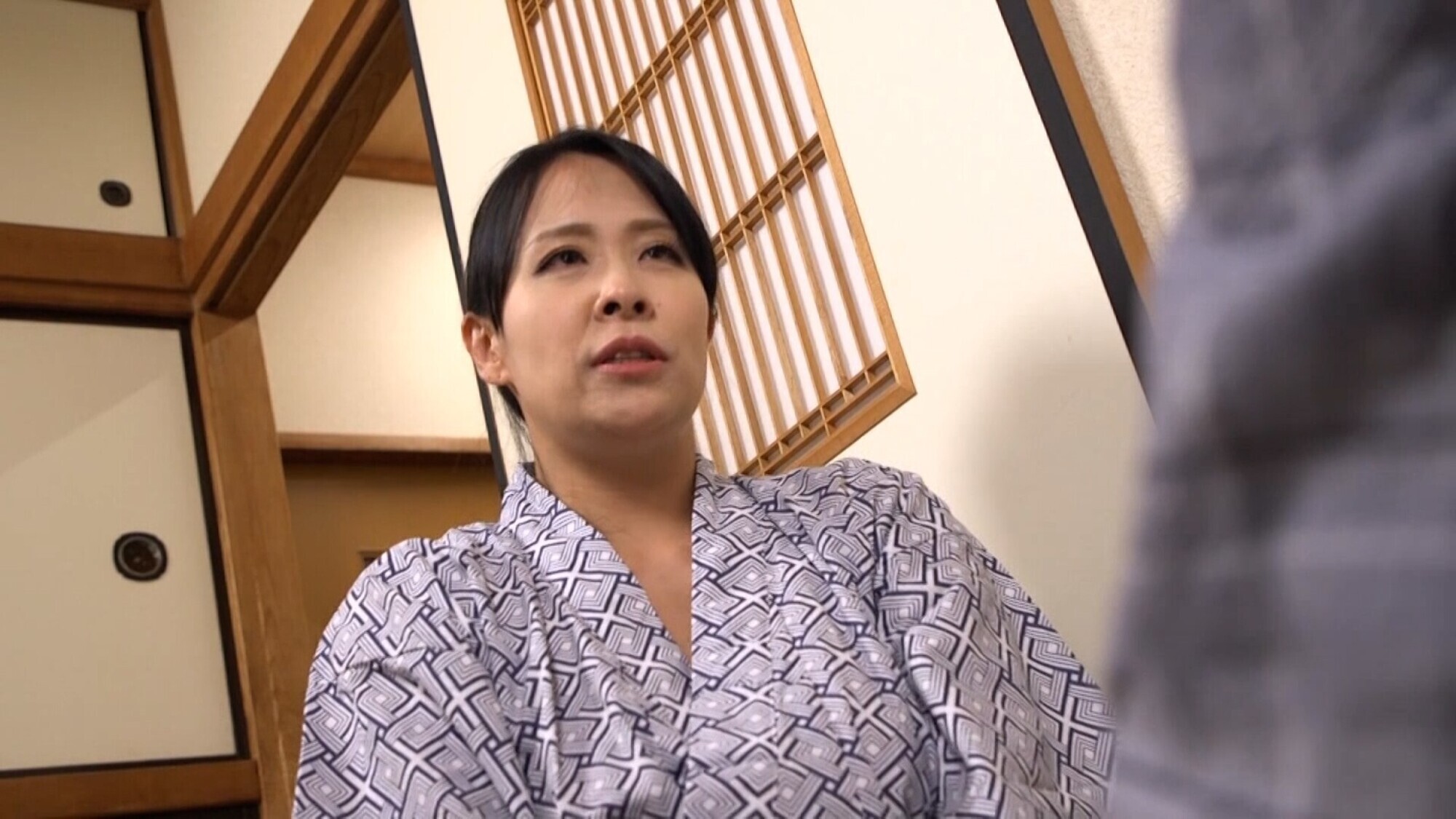 熟れたカラダを持て余す未亡人の義母。色っぽいカラダに魅せられた娘婿と禁断の肉欲セックス！ 画像3