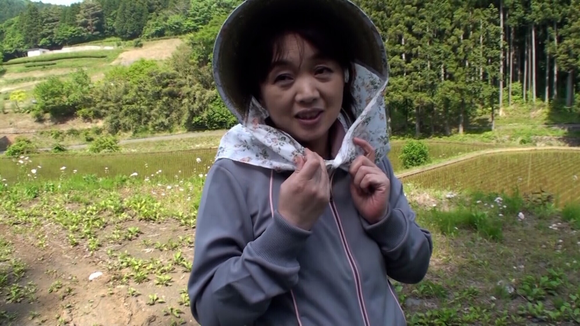 農家の女性にアンケート!田んぼのようすを見に来た熟女さんをホテルに誘って快楽セックス! 画像1