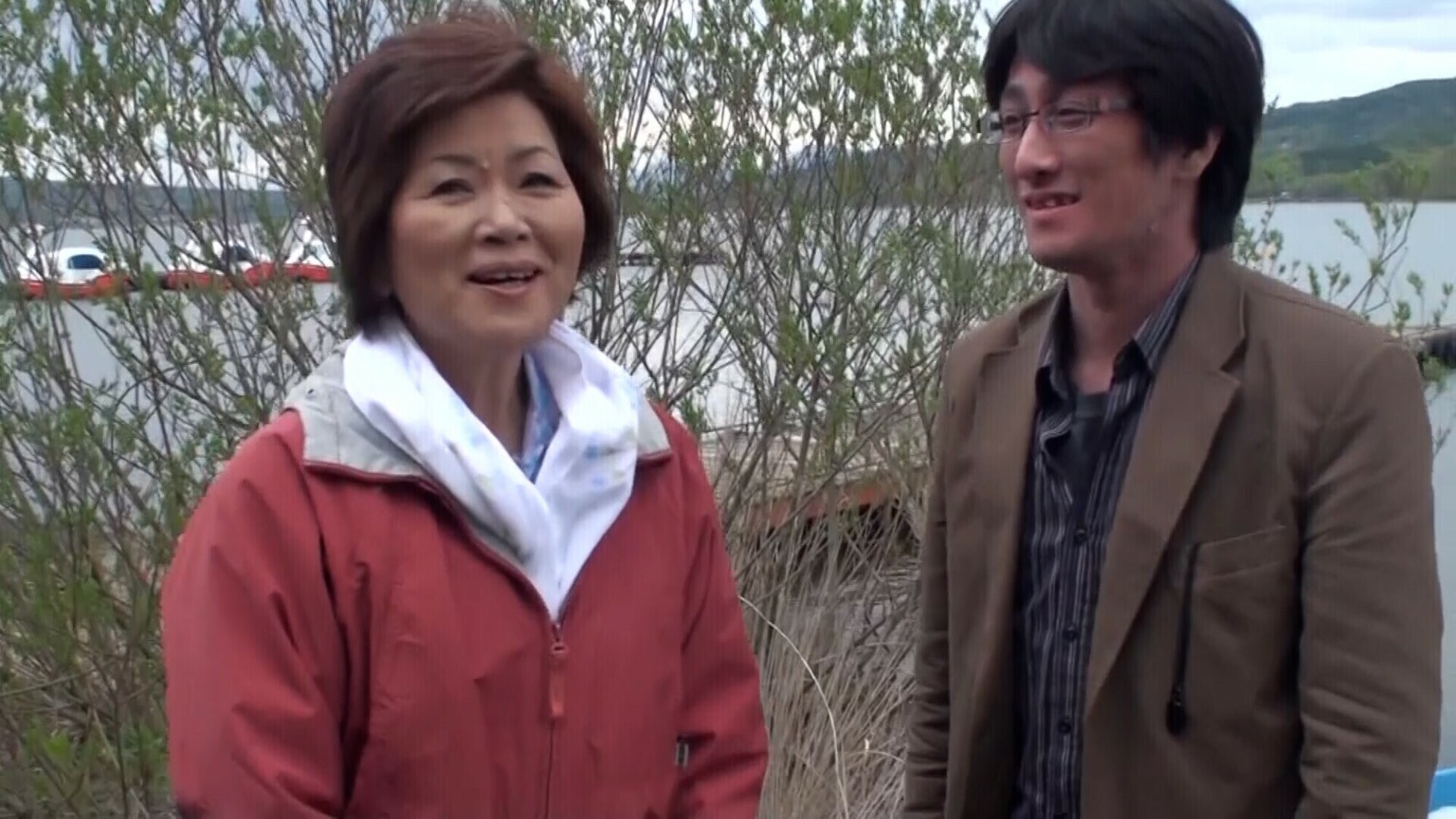 湖畔で釣舟を営む元気で爽やかな未亡人熟女と常連さんの初撮り中出しセックス! 画像1