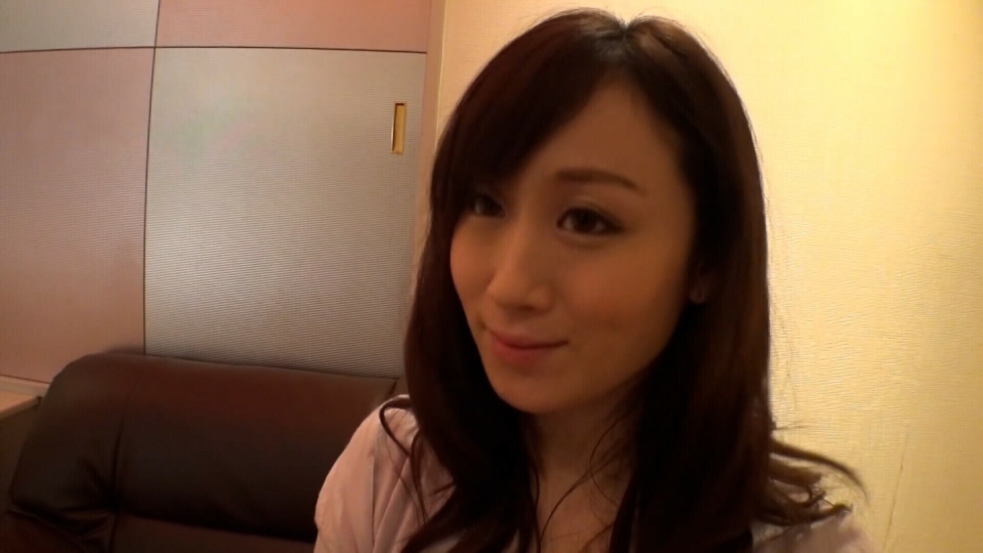 SNSで知り合った欲求不満の人妻さんが初対面でラブホにインして変態ファックにイキ狂う! 1枚目