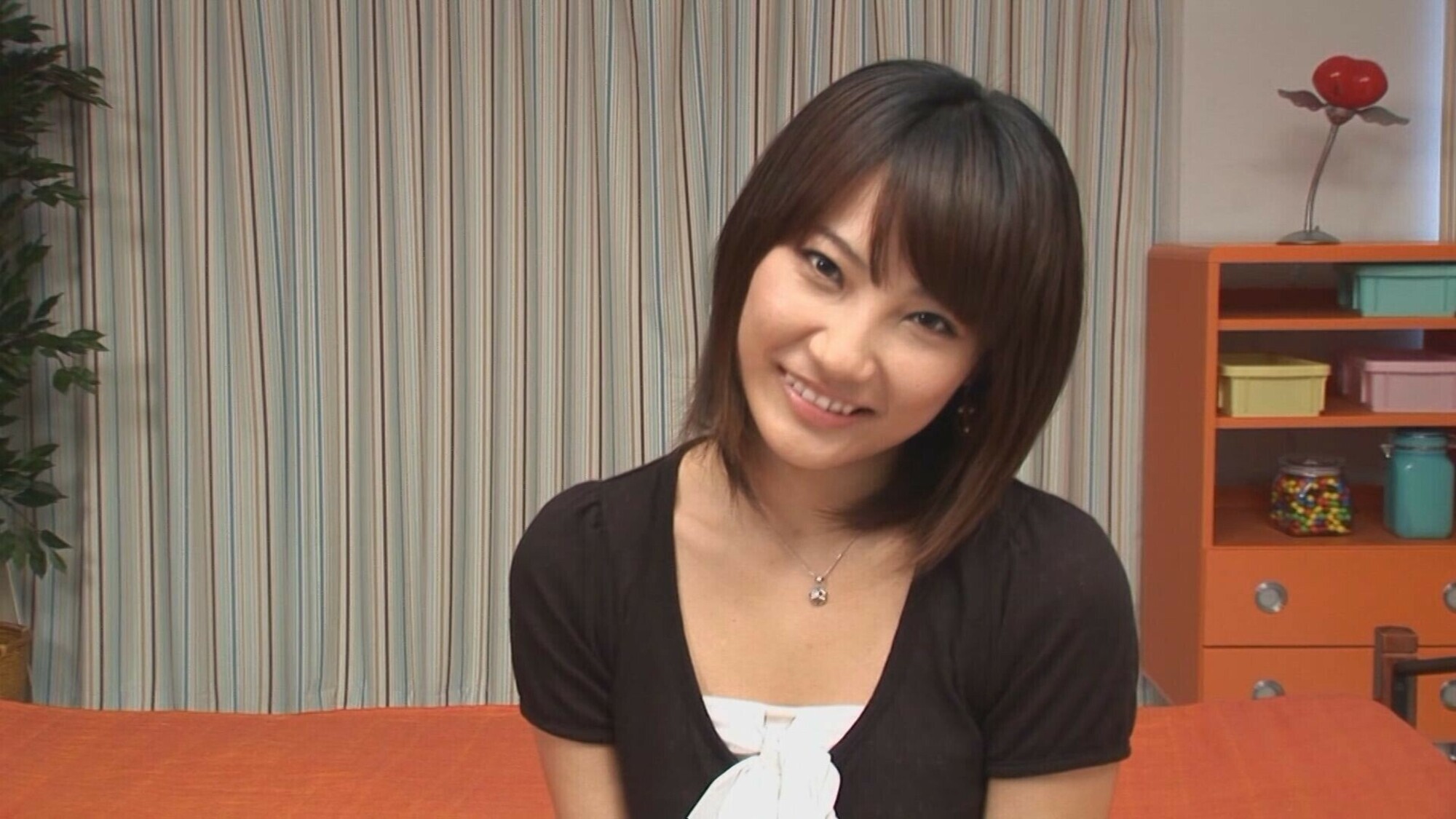 旦那では満たされない人妻の選択!スレンダー美人な奥様と中出し不倫SEX! 1枚目