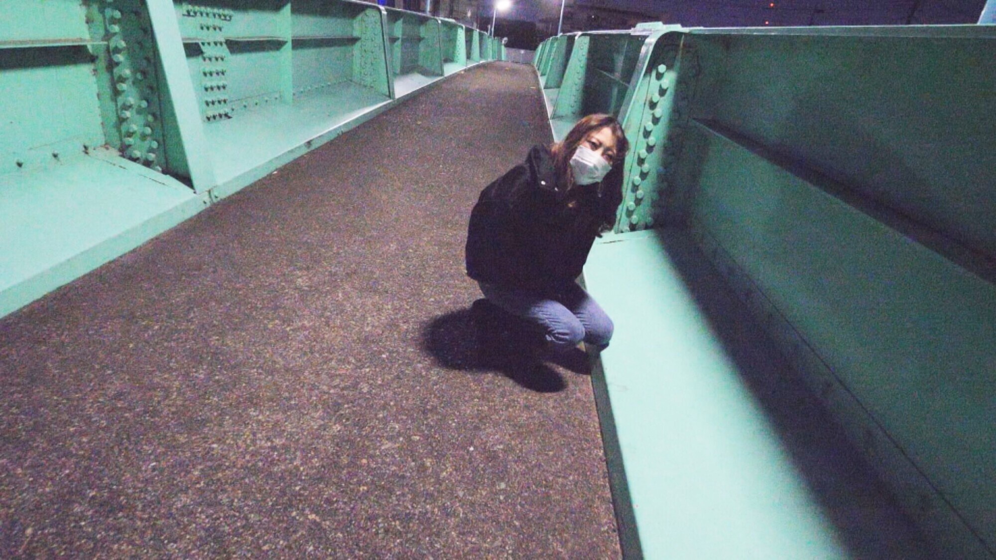 夜のリモバイ散歩3Pで連続顔射 画像2