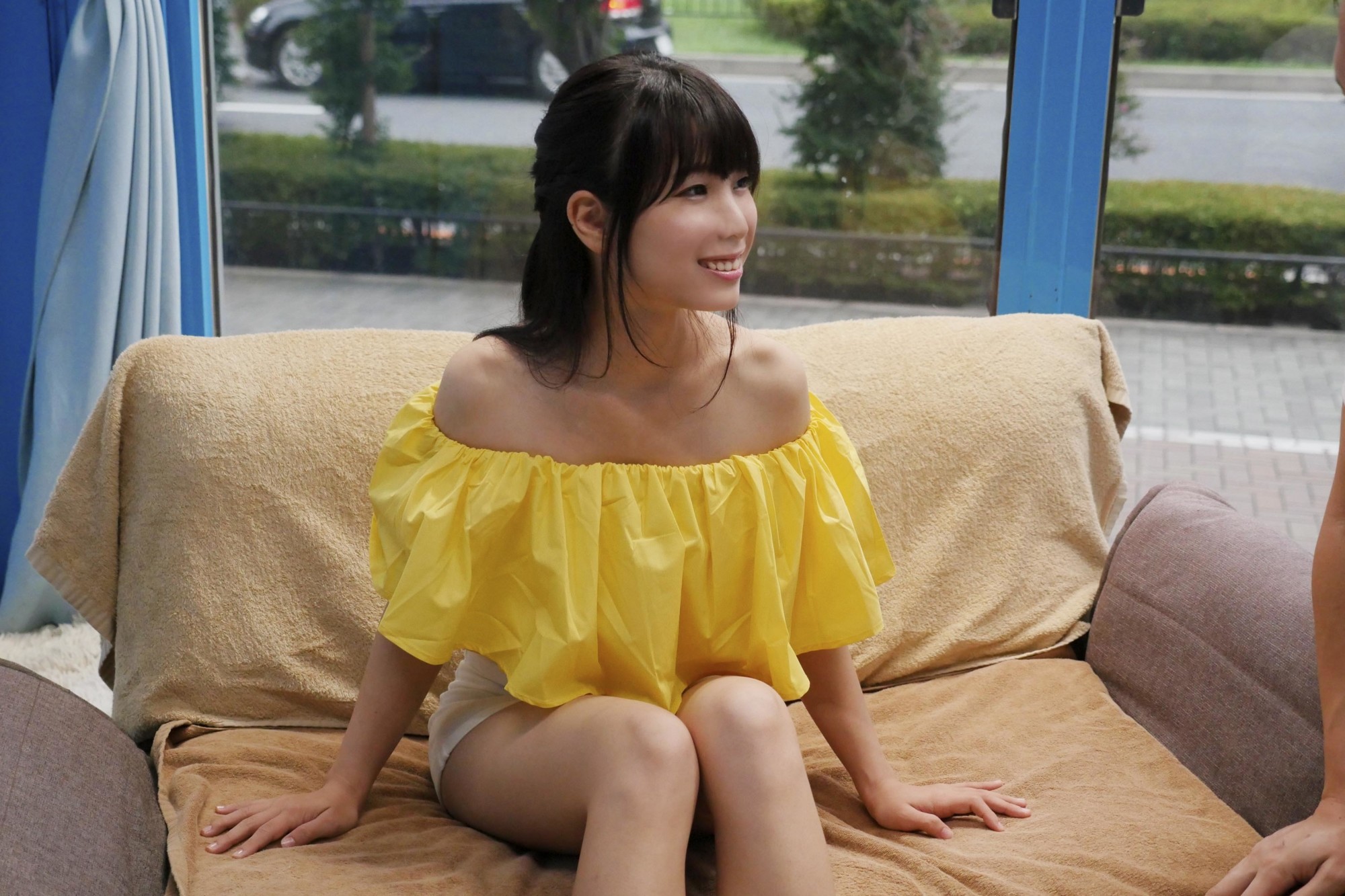 ゆき（20）女子大生 肩出しファッションで美しい鎖骨と胸元を見せる女子大生とSEX！ 画像1