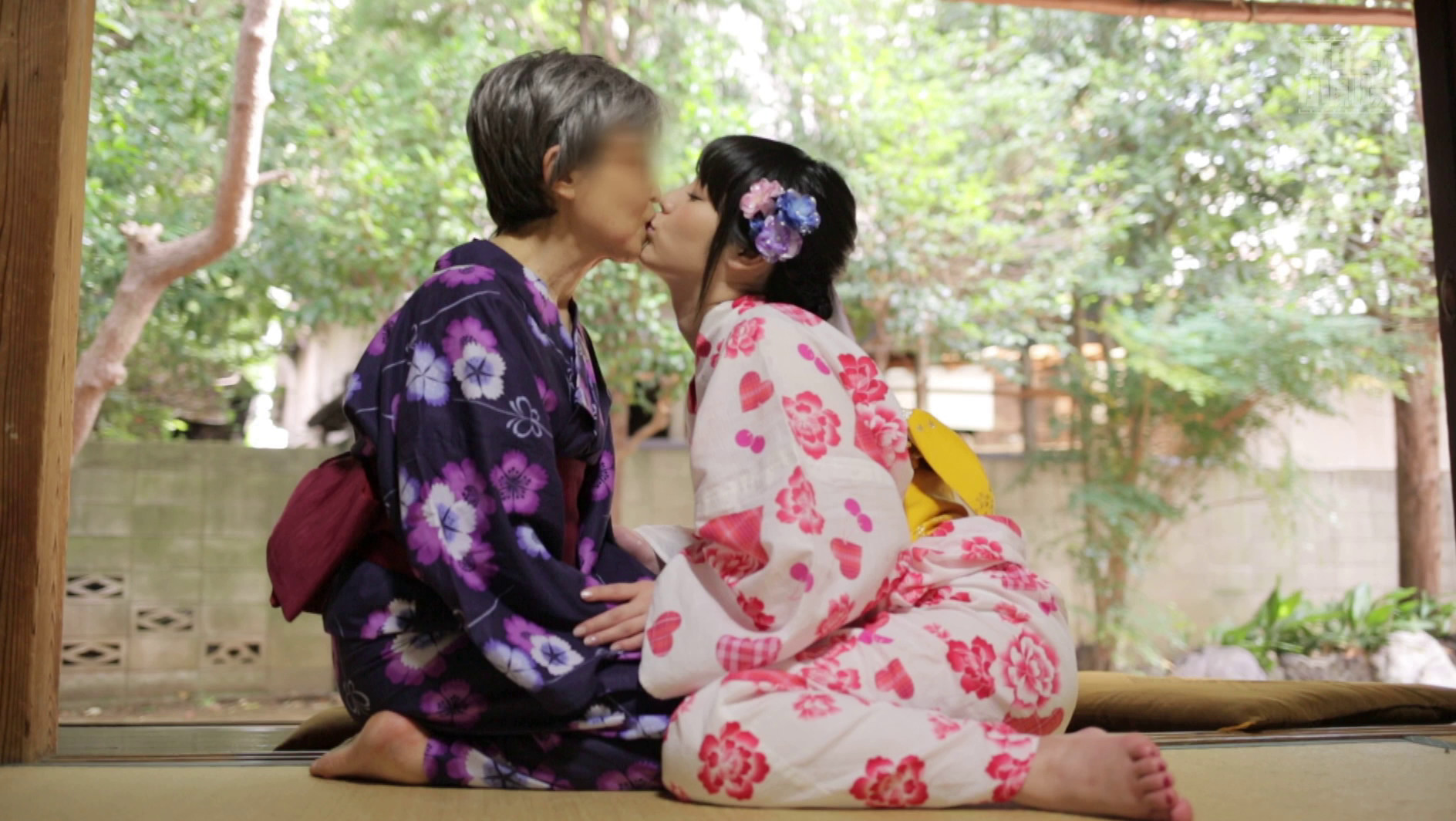 可愛い孫(23歳)が上品なおばあちゃん(77歳)に百合孝行 画像5