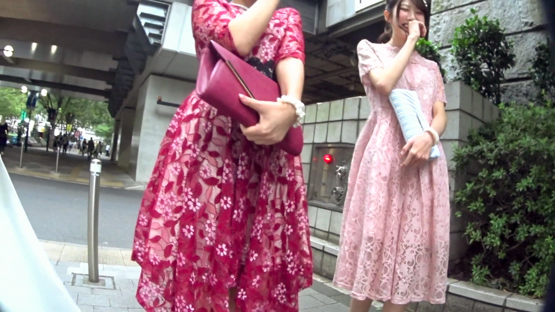きれいに着飾った幸せ気分の美女を口説いてハメる！結婚式帰り×美女ナンパ 画像1
