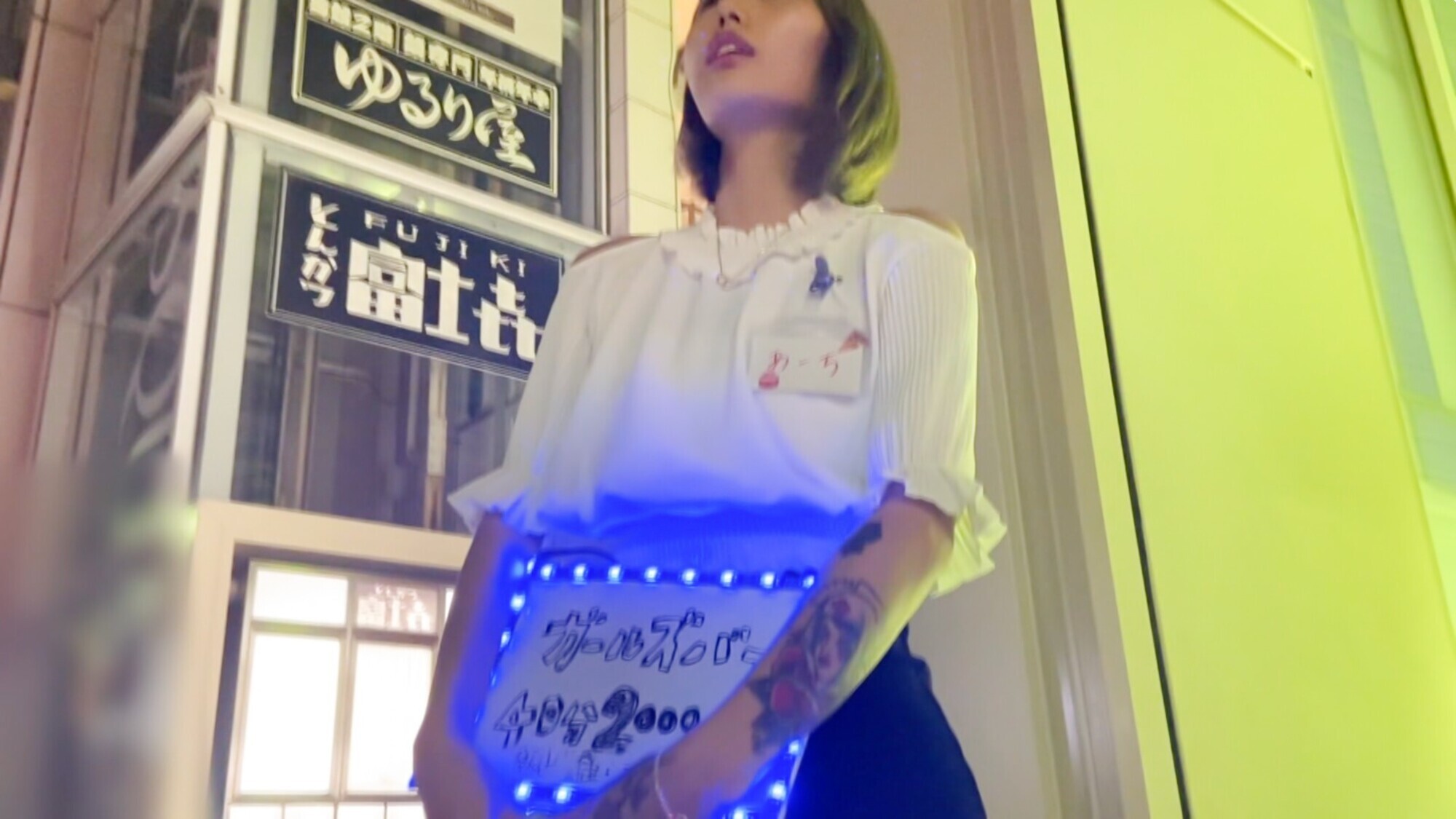 客引きするかわいいバー店員を逆ナンパ(逆客引き)してバイト代以上のチップをチラつかせたら簡単にヤラせてくれました! 画像7