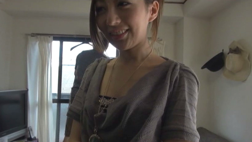 小遣い稼ぎにAVメーカーに部屋を貸したら、出演させられた素人 エレナさん 画像2