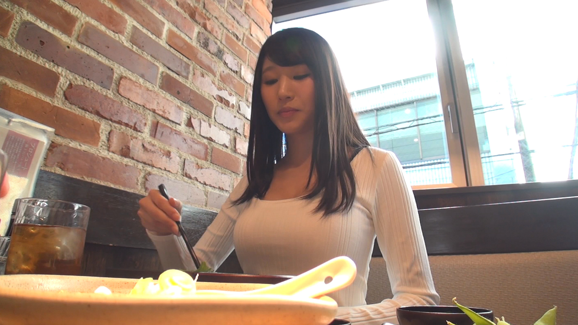 頑なにAV出演を拒んでいた行きつけのダーツバーでよく会うHちゃんを口説いて撮影に成功。そして勝手に発売!! 画像1