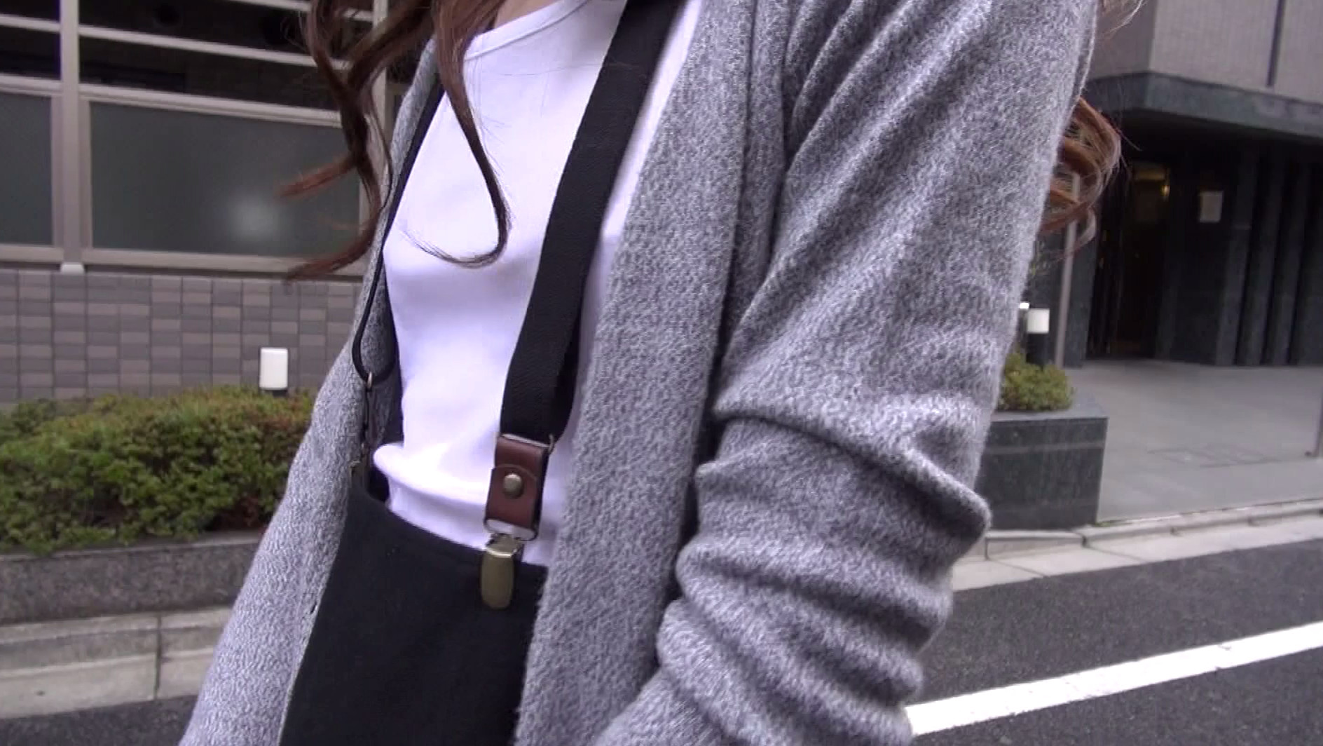 貧乳にサスペンダーをつけている女子は小さな胸ゆえに感度が凝縮されていて、「乳首が擦れて気持ちいい・・・」と密かに思っている!街で見つけた超プレミア級貧乳女子2人で徹底実証!! 画像1
