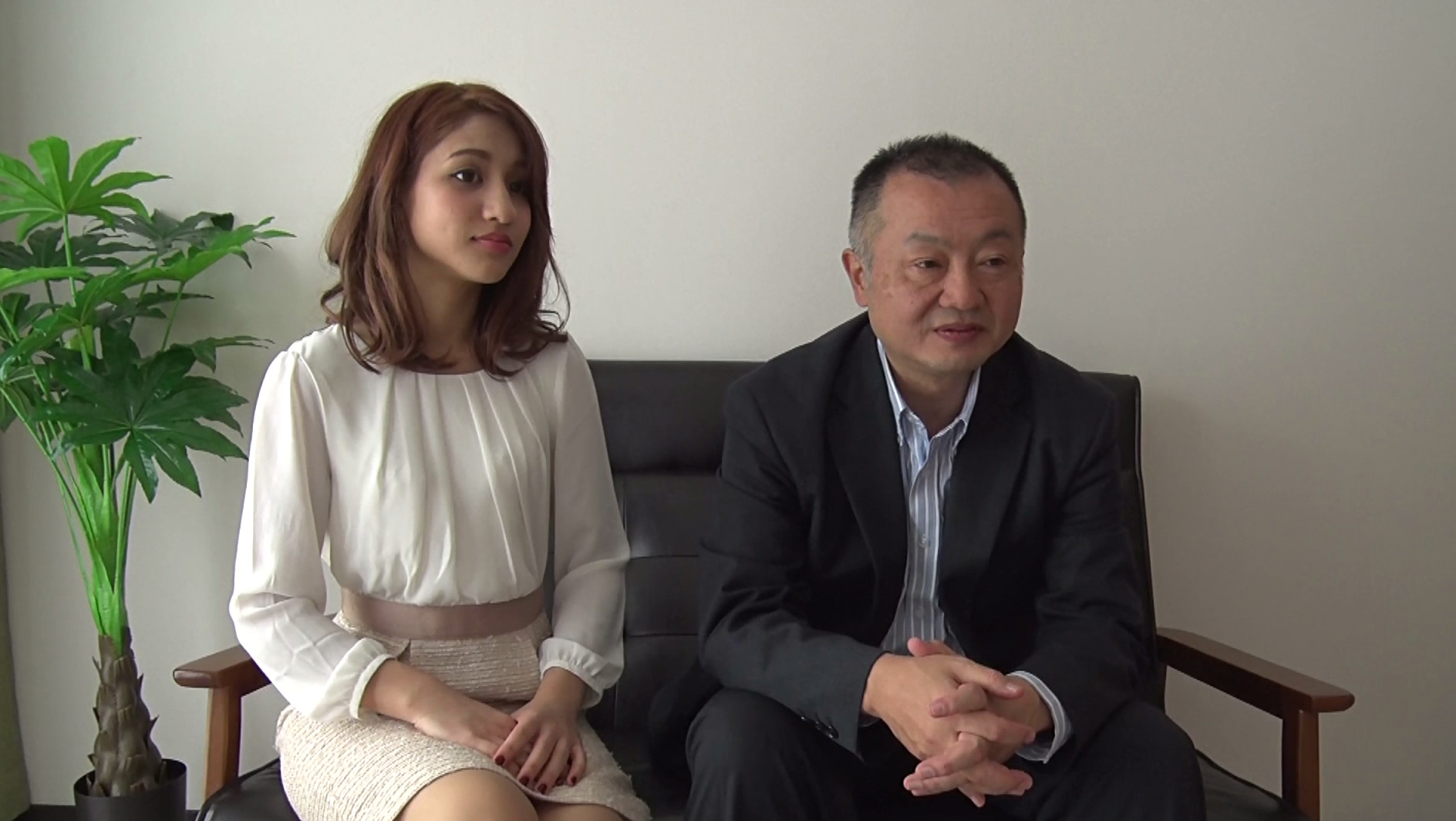 お義父さんVS息子の嫁 ラップ一枚挟んだエアーSEXが素股→ズボ挿入→中出しセックス、に発展!!義父が、息子の嫁マ〇コに中出し 「息子には内緒だぞ!!」 画像1