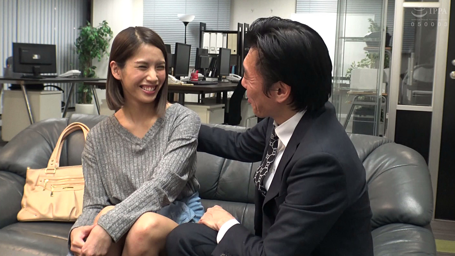 ハーフタレント目指して頑張っている女の子を騙してヤル! リナ 画像1