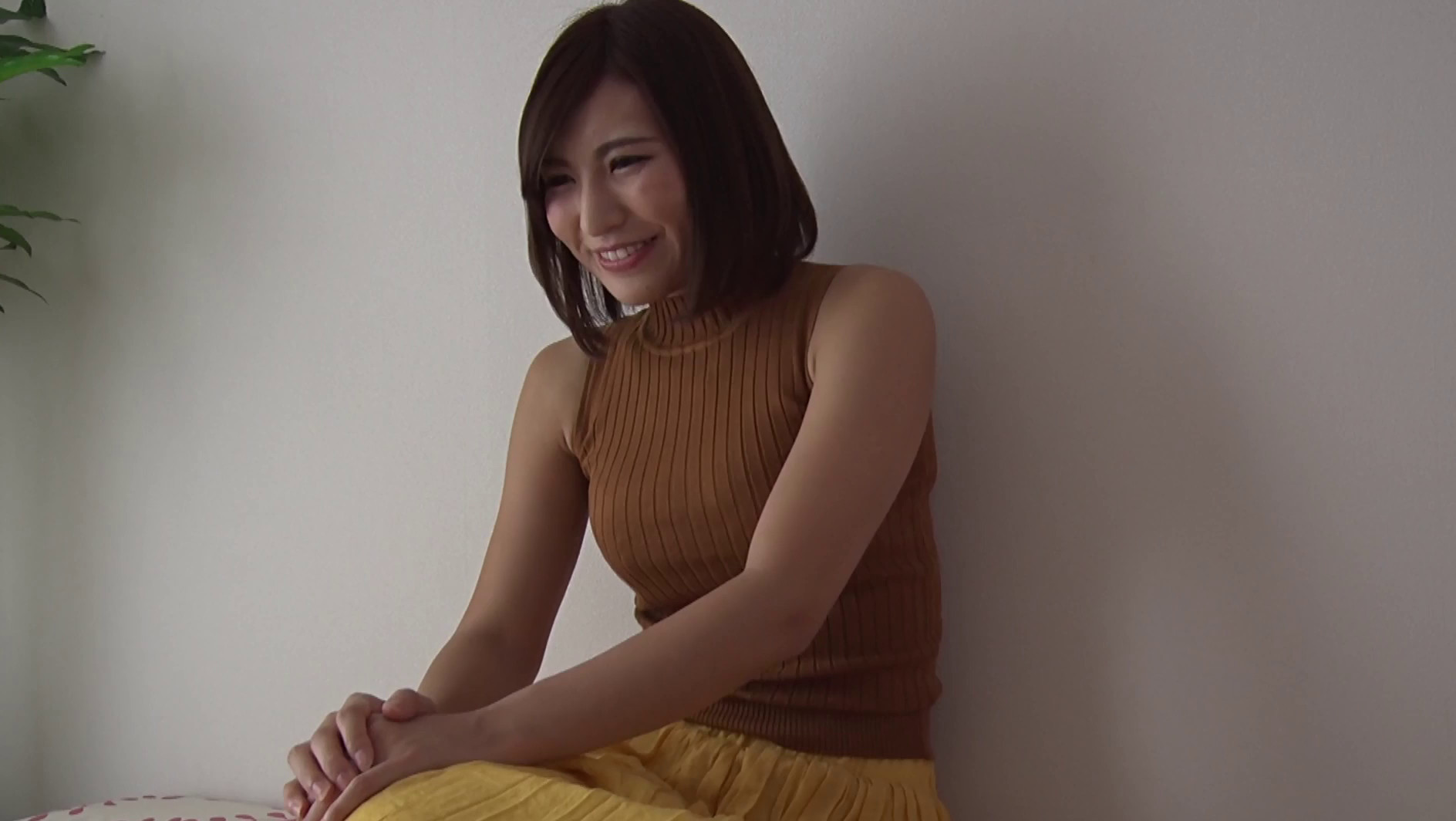不倫SEX中に旦那から着信アリ!ハメたまま電話に出させたら感度急上昇↑こっそりゴムを外し他人の精子をたっぷり注入され種付け中出しされた美人妻 画像1