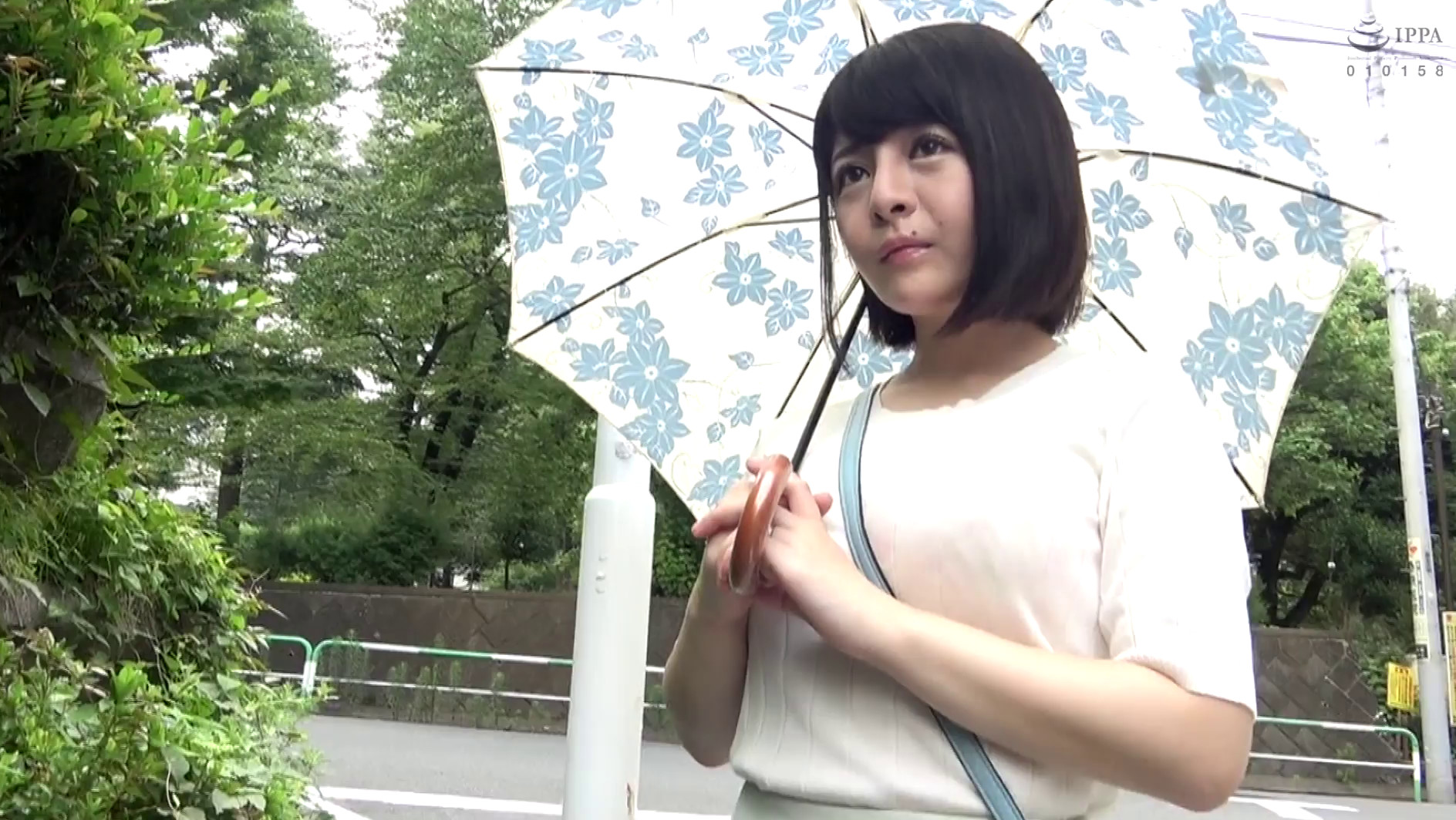 欲求不満なワケあり人妻さん大集合!!旦那より大きな馬並み巨大勃起チ●ポ見せつけチャレンジ!赤面恥じらいが止まらないセックスレス発情奥様!ぐちょ濡れオマ●コに素股プレイ中ヌルっと生挿入!「私・・・デカチンが好き!」女として生まれて初めての感動SEX体験SPECIAL Vol.002 画像13