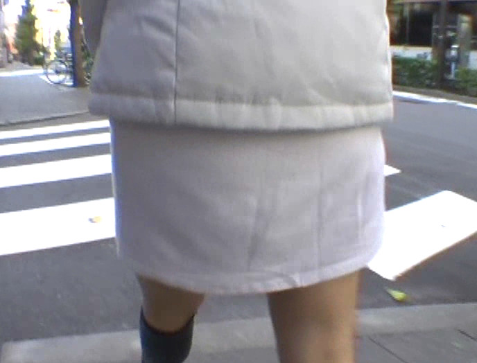 むっちりタイトスカートから浮き出てくるパンティーライン追っかけ盗撮 画像6