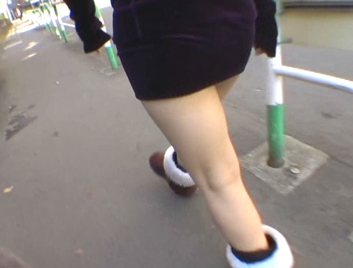 むっちりタイトスカートから浮き出てくるパンティーライン追っかけ盗撮 画像8
