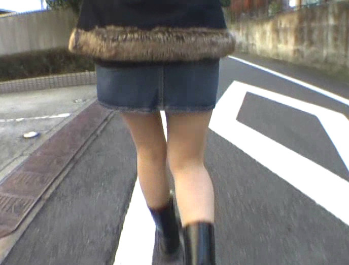 むっちりタイトスカートから浮き出てくるパンティーライン追っかけ盗撮 画像13