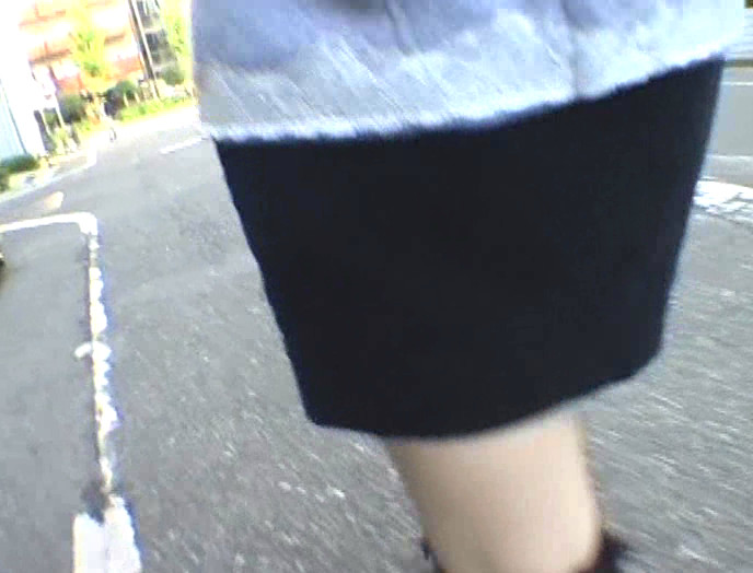 むっちりタイトスカートから浮き出てくるパンティーライン追っかけ盗撮 画像16