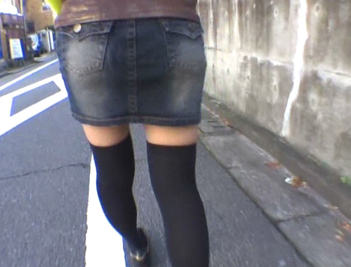むっちりタイトスカートから浮き出てくるパンティーライン追っかけ盗撮 画像20