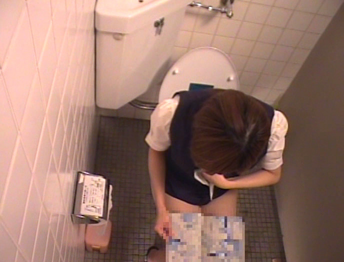 某大手生命保険会社の女子トイレにレディコミがおいてあったら・・・盗撮 2 画像2