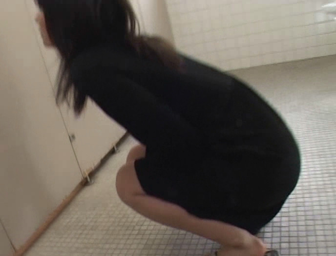 共同トイレで女子トイレを故障中にしてたら男子便器で立ちション便しちゃった娘限定盗撮 画像2