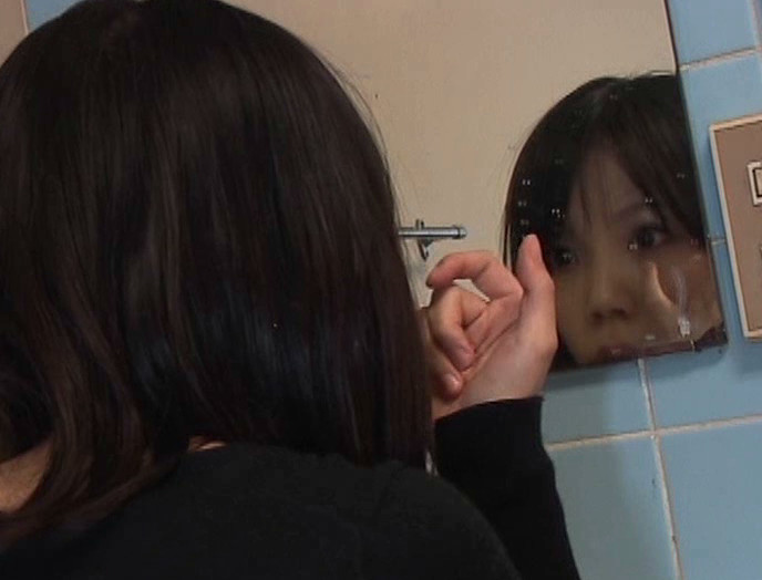共同トイレで女子トイレを故障中にしてたら男子便器で立ちション便しちゃった娘限定盗撮4 画像2