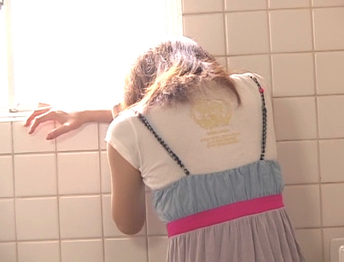 居酒屋トイレで悪酔いした挙句間違って男子トイレで片足あげて放物線を描きながら立ちション便する女 盗撮 2 画像13