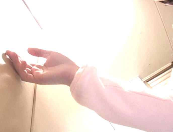 共同トイレで女子トイレを故障中にしてたら男子便器で立ちション便しちゃった娘限定盗撮 総集編 画像2