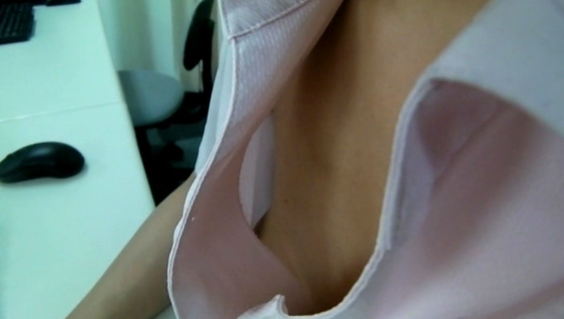 OLさんの無防備なブラウスの隙間からこぼれたコリコリ乳首盗撮 19 画像5