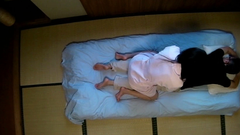 勃起したチンポをみせつけ興奮させたらできちゃう出張マッサージ 3 画像2