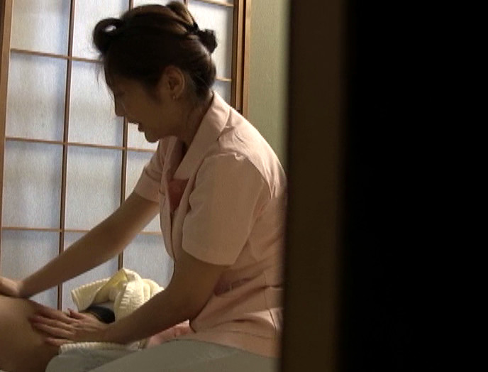 激撮!!密室でもえあがるマッサージエステ嬢の悶え4時間 最初はイヤがってたのにビンビンチ○ポに欲情しちゃったの!? 画像1