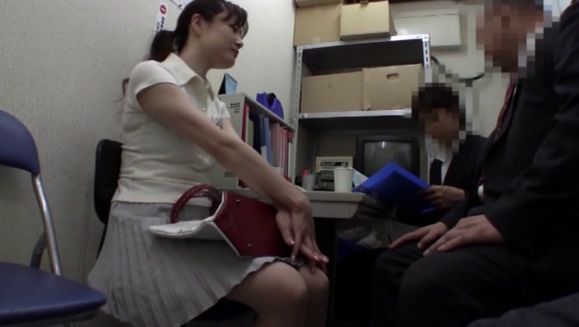 実録！！ワケ有り人妻騙しセクハラパート面接8時間DX 普段真面目な奥さんは、家計を支える為に自らの身体を差し出すのか？ 画像9