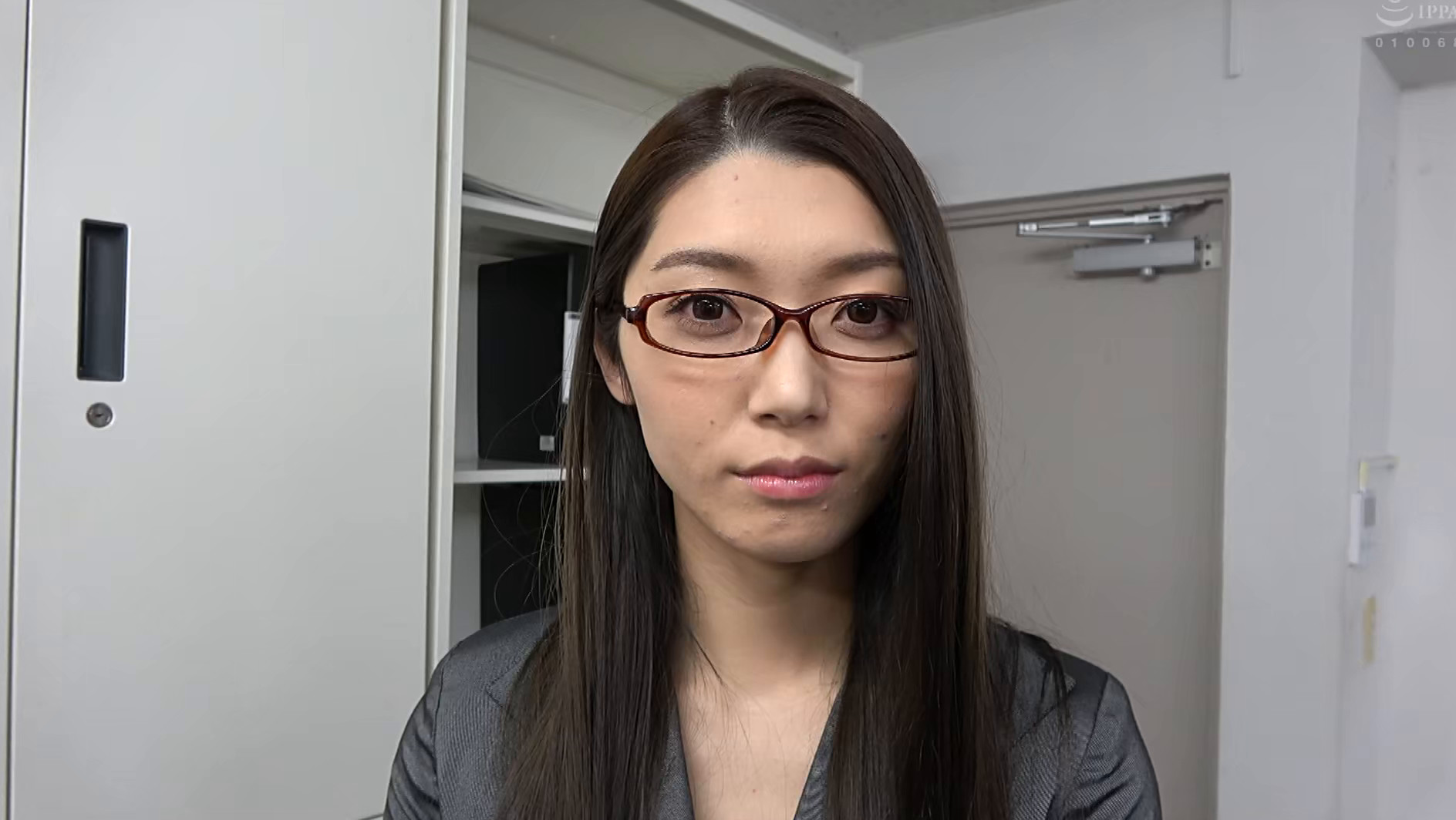 美脚×長身な新入社員OLに研修中にセクハラしても上司にチクられない方法とは・・・ 香苗レノン 画像1
