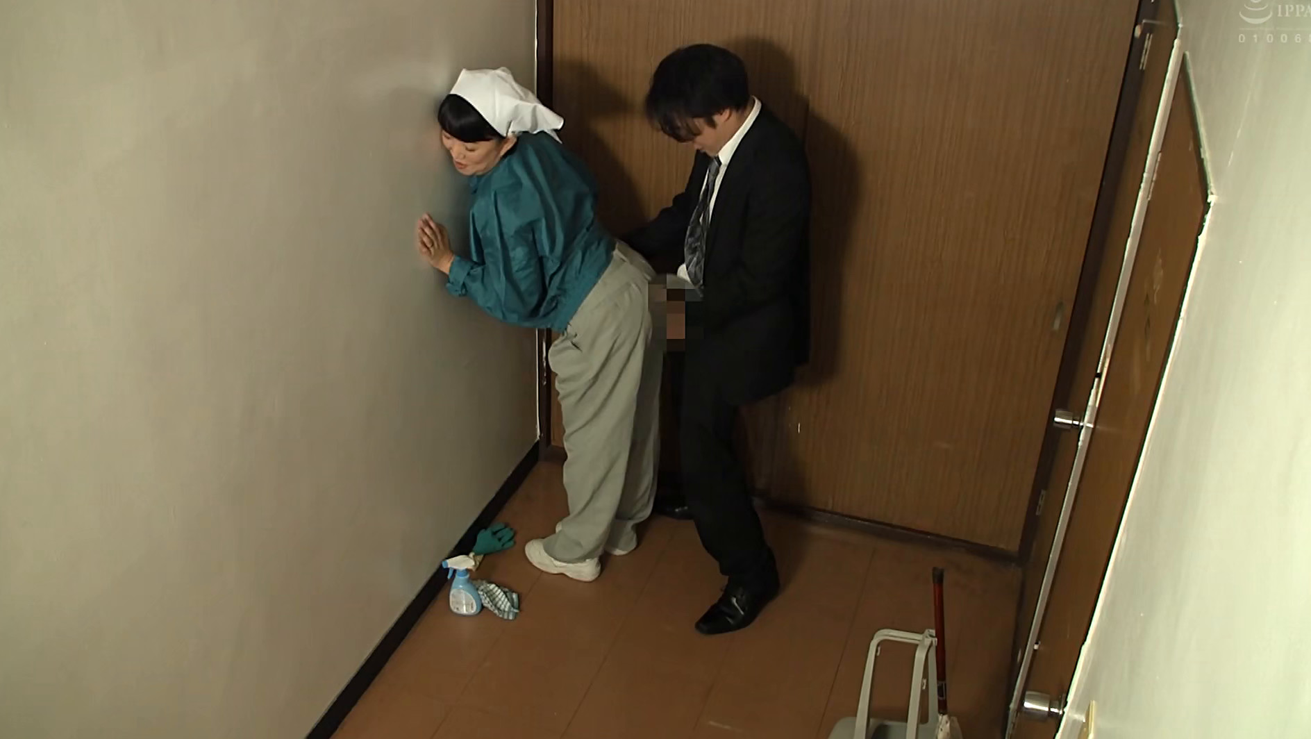 「ヤリたくなっちゃうから、いじらないで~」掃除のおばさんのムチ尻をねちっこく触ってみたら・・・ 180分 画像20