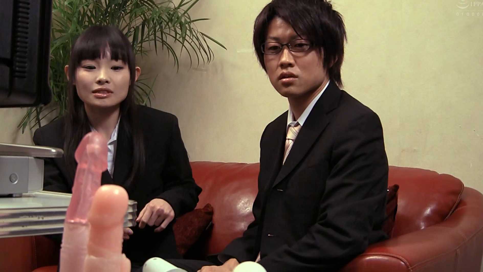 本物素人のお姉さんと2人っきりで個室AV鑑賞 画像1