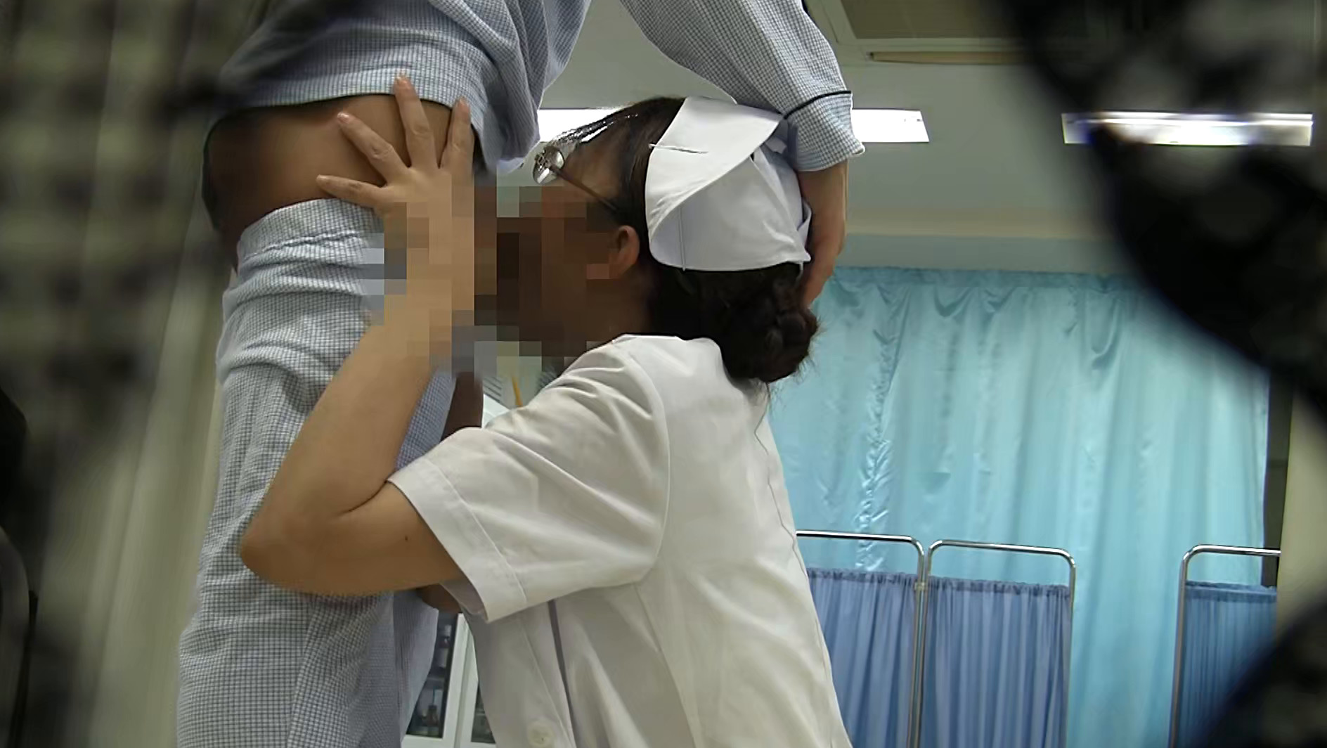 仕事中に口説かれたオバサン 熟れ濡れに疼いたマ●コに本番交渉！