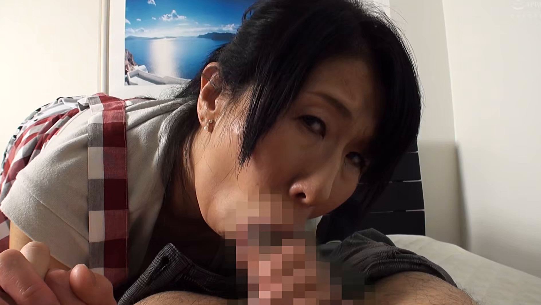 「フェラだけよ・・・」息子を嗜める背徳感が漂う母のフェラチオ 画像2