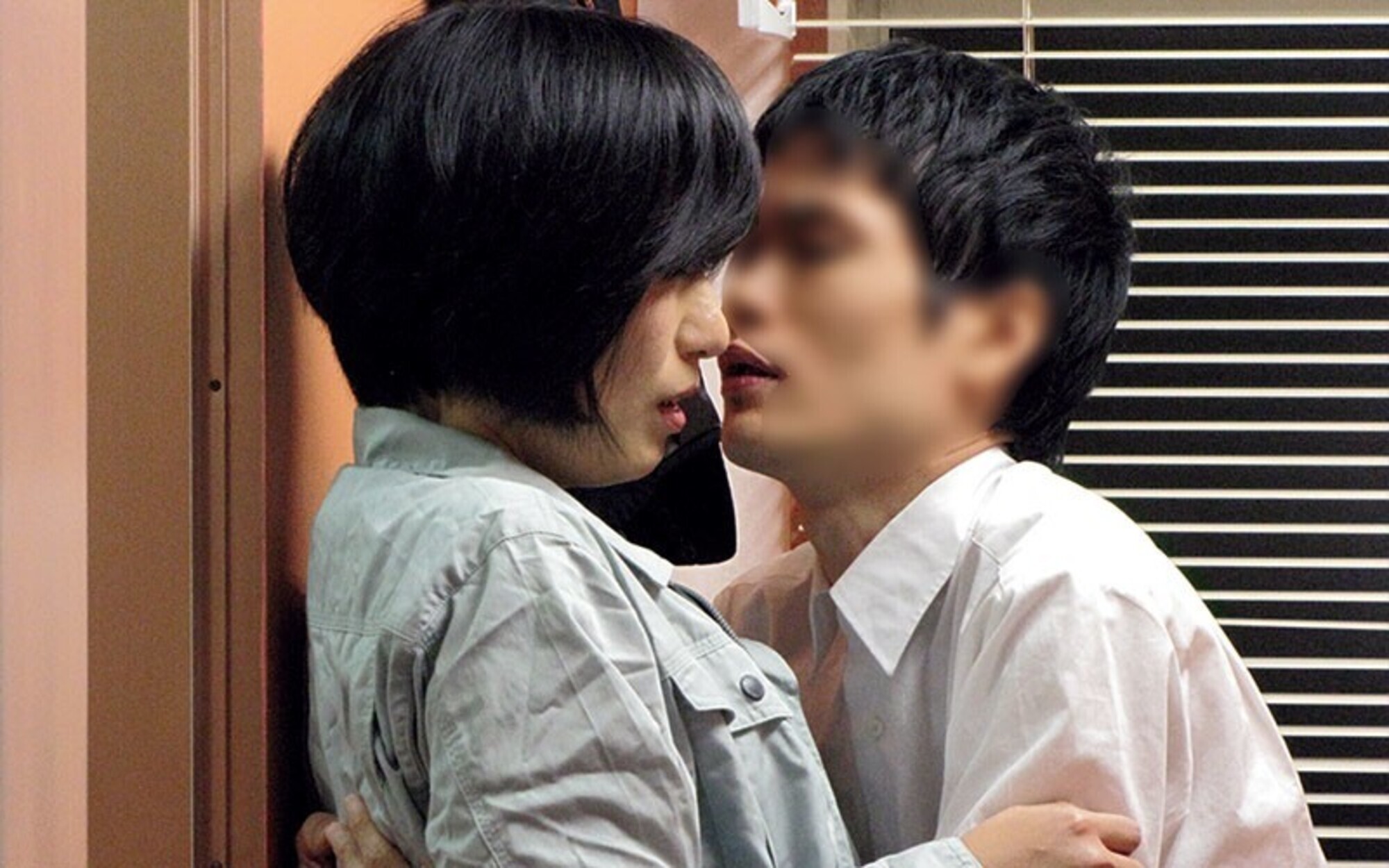 掃除婦のおばさんにチ○ポ出してヌキ依頼してみたら、どこまでヤレル！？ 画像4