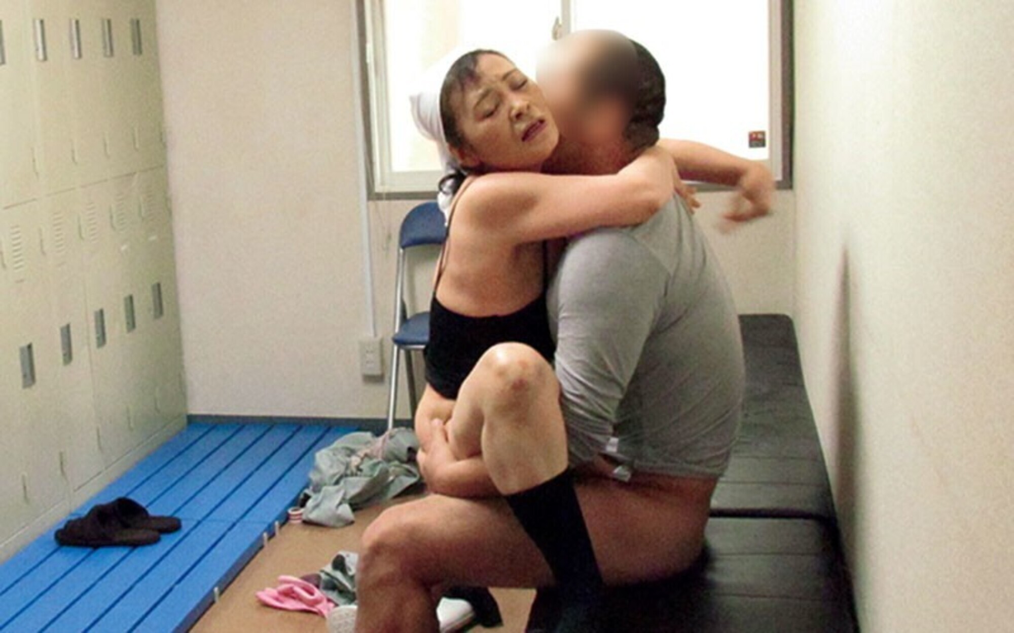 掃除婦のおばさんにチ○ポ出してヌキ依頼してみたら、どこまでヤレル！？ 画像6