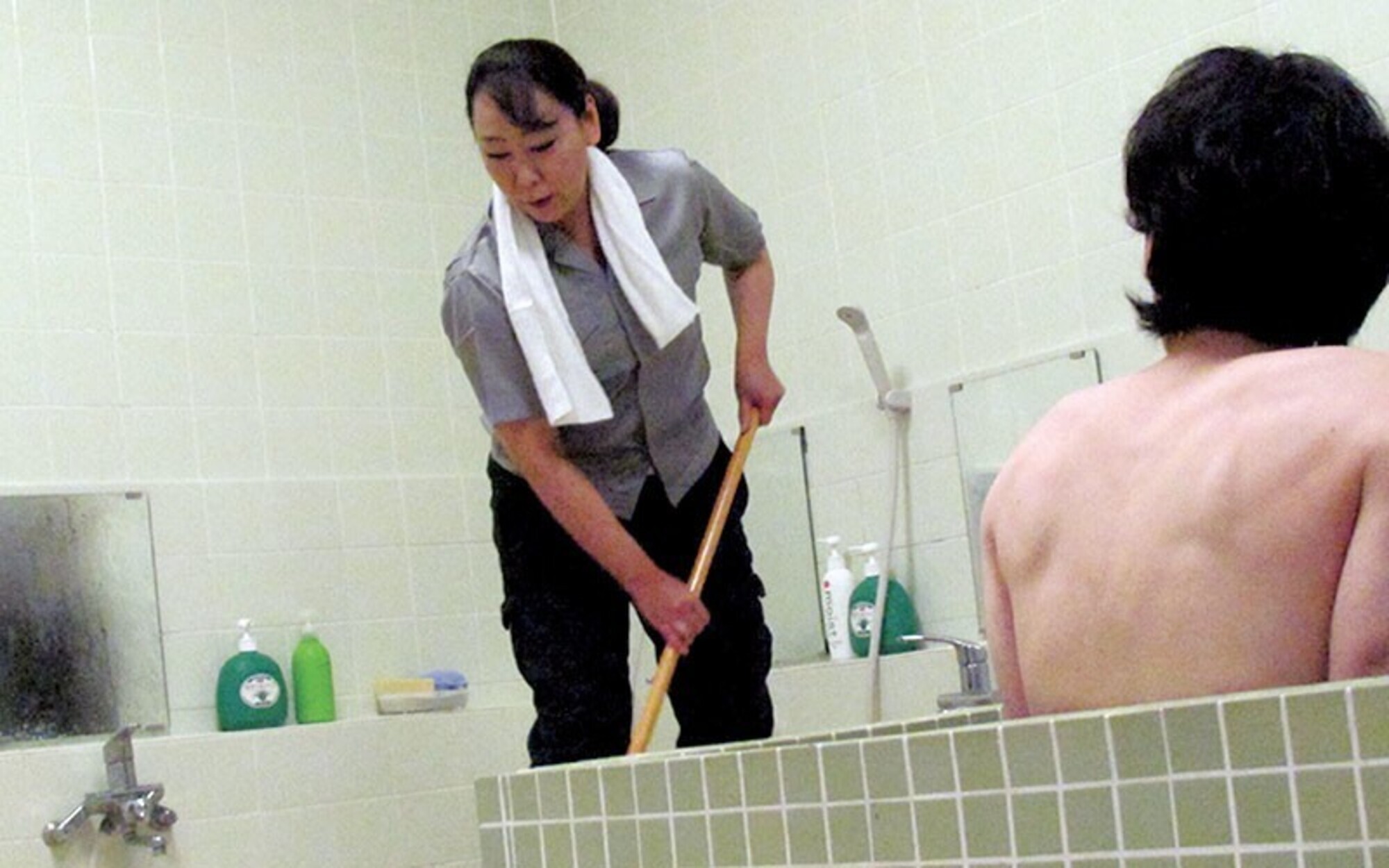 掃除婦のおばさんにチ○ポ出してヌキ依頼してみたら、どこまでヤレル！？ 画像7