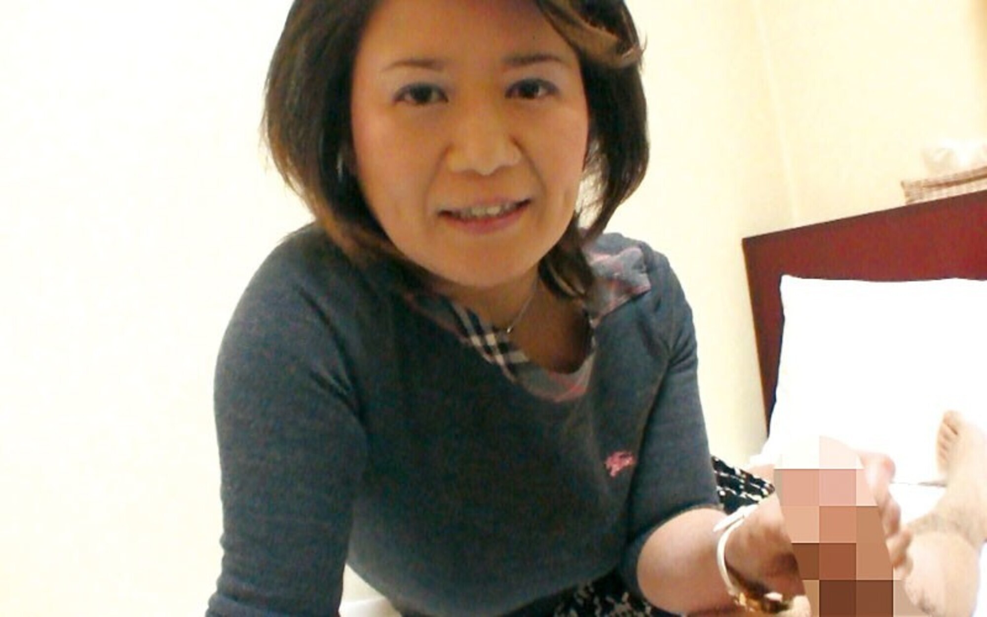 美熟女手コキ唾液フェラ搾りザーメン発射 画像13