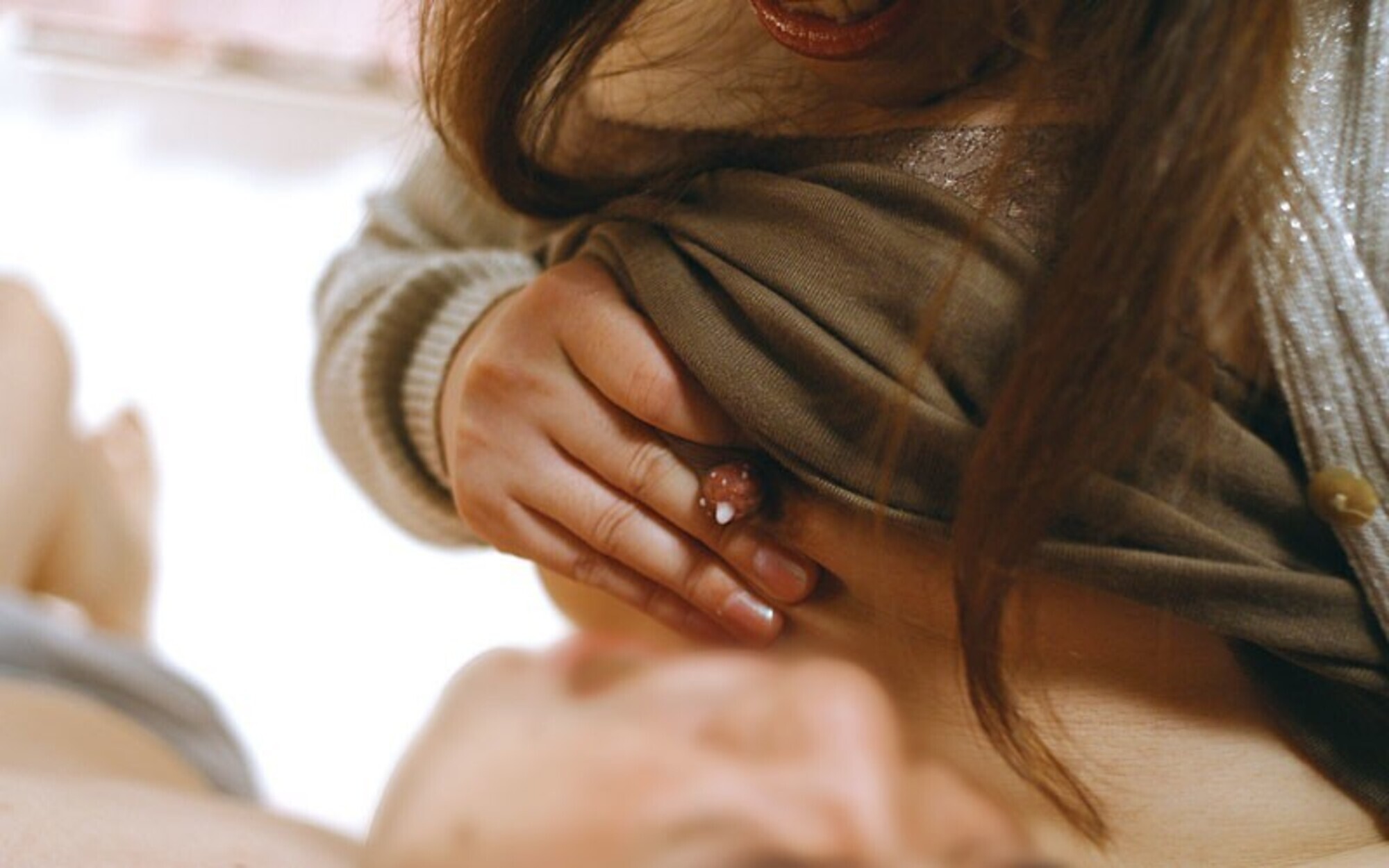 息子に母乳を吸われた義母 画像12
