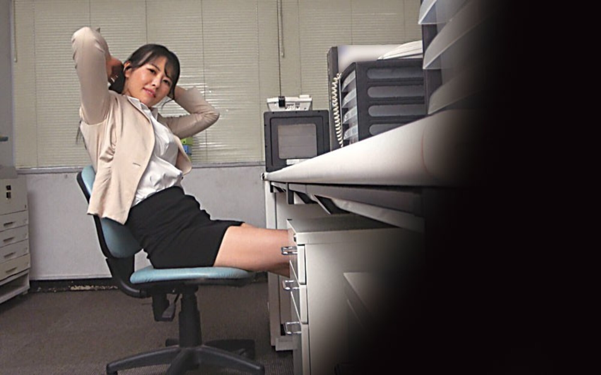 完全主観 「ほら、ワタシをおかずにして・・・目の前でシコって見せて・・・」美熟女に見つめられながら射精する快感 3 画像1