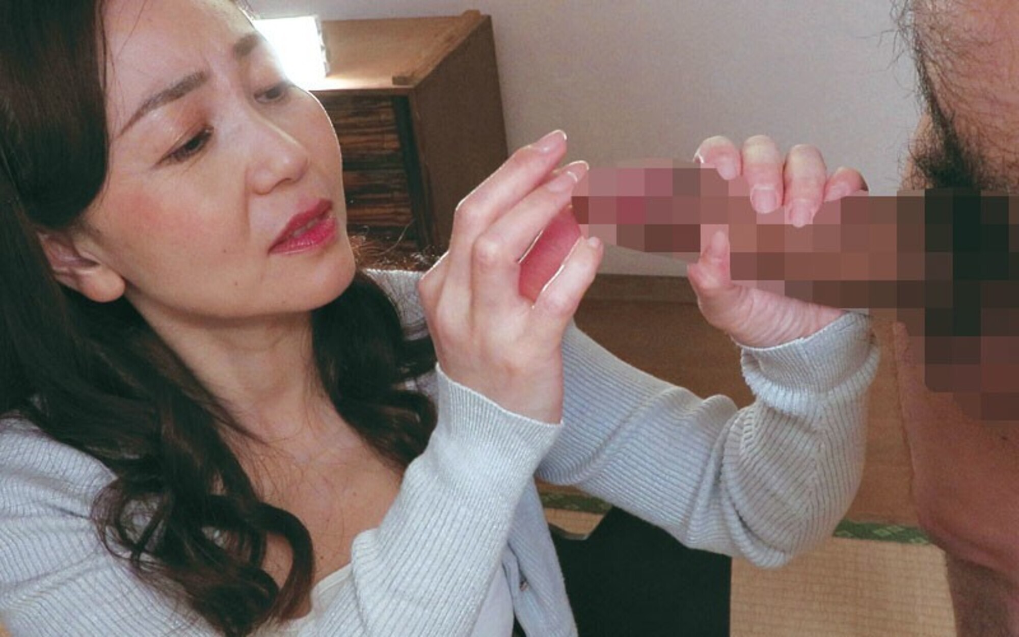 美熟女センズリ鑑賞会 見ているだけのはずが･･･興奮したオバサンがお掃除フェラからそのまま咥えて生ハメ中出し！ 2 画像7