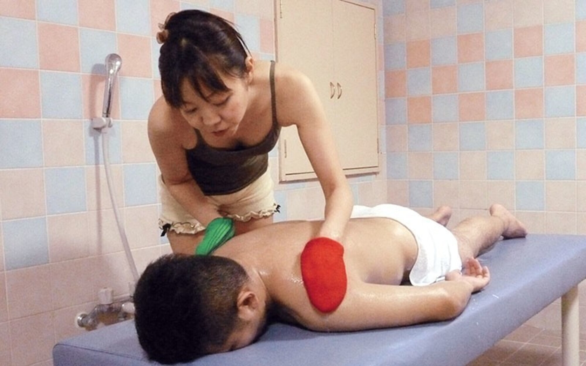 健全店サウナでアカスリおばさんのムチムチ女体に勃起したチ○ポを･･･ 画像17