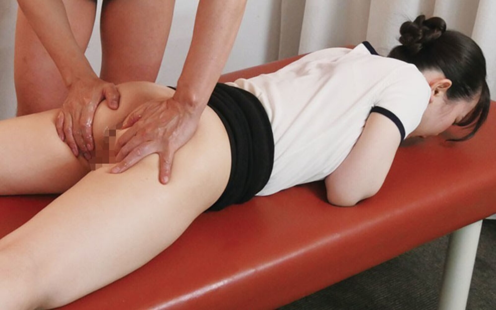 メンズエステ新人研修でまさかの裏オプ指導！「普通のお店って聞いてたのに･･･」フェラ奉仕を教え込まれ、布越し0.1mmの距離で吐息が交わる密着講習 画像7