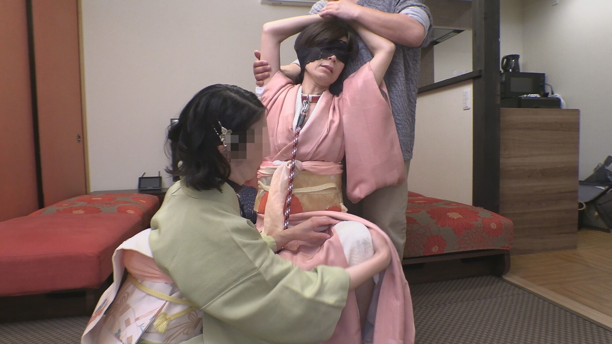 【エロ動画】妹の拳でWフィストファックされる社長夫人 イメージ15