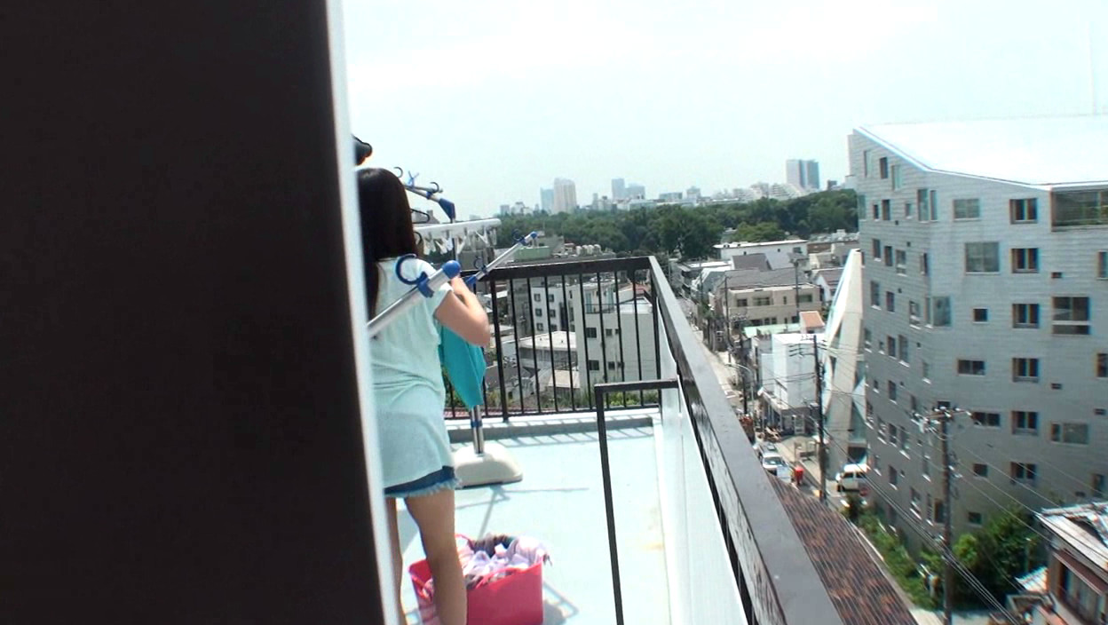 下着を干す隣の人妻のパンチラを見て即勃起!気付いた奥さんはベランダ越しの悶々性欲に5秒で火がついた 画像1