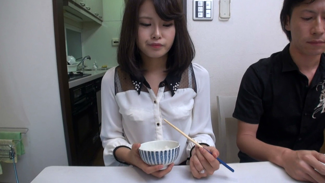 息子の嫁さんのパンチラを見て欲情した俺は、家族にバレないように手を出したら、拒みながらも腰をすり寄せ挿入させてくれた 画像17
